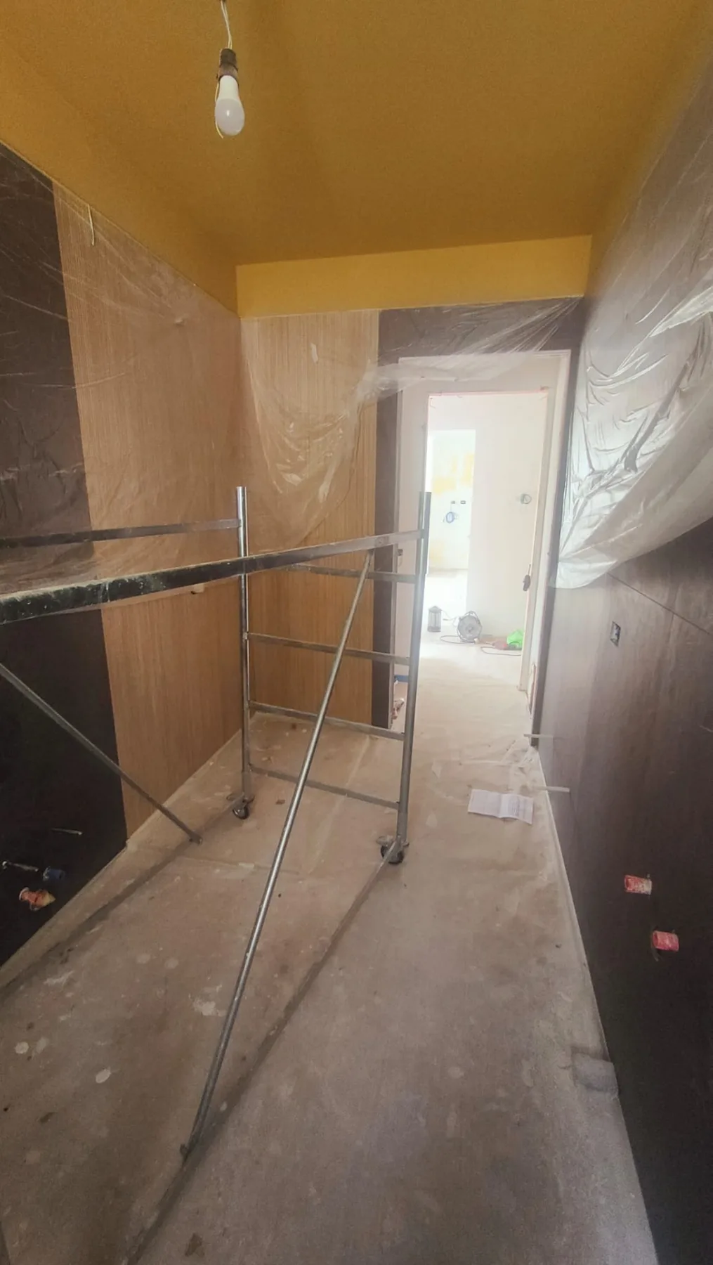 Posa di rivestimento cannettato in un bagno in fase di ristrutturazione
